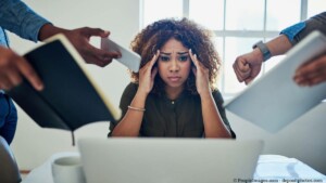 Gestresste Frau: Was tun bei Burnout?