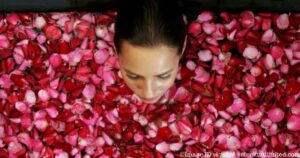 Mit einem Rosenbad Spannung regulieren